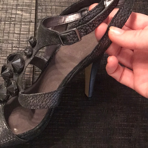 Nine West Pewter Grey heels - Picture 6 of 11